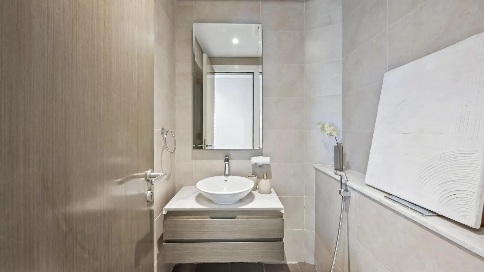 Apartment Your Stylish Getaway Near The Iconic Burj Khalifa Dubai